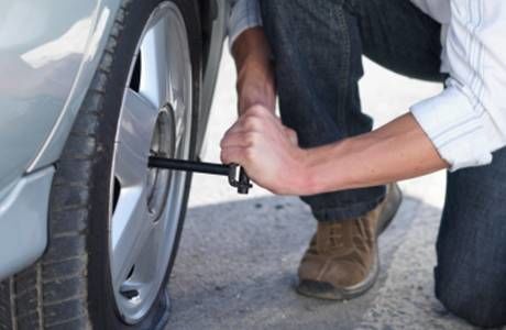 Cambiar un neumático desinflado